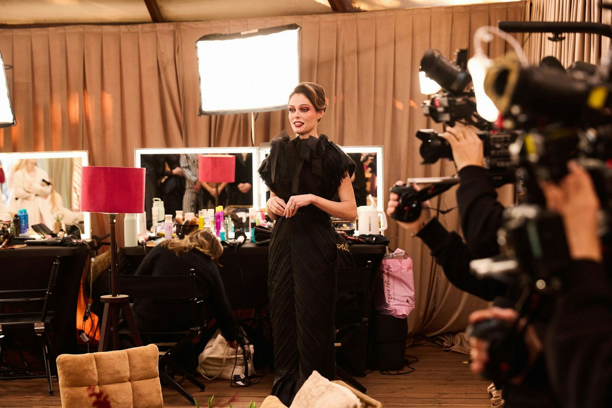 Die „Königin der Posen“ trainiert die Models für den Haute-Couture-Walk. (Bild: ProSieben/Max Montgomery)