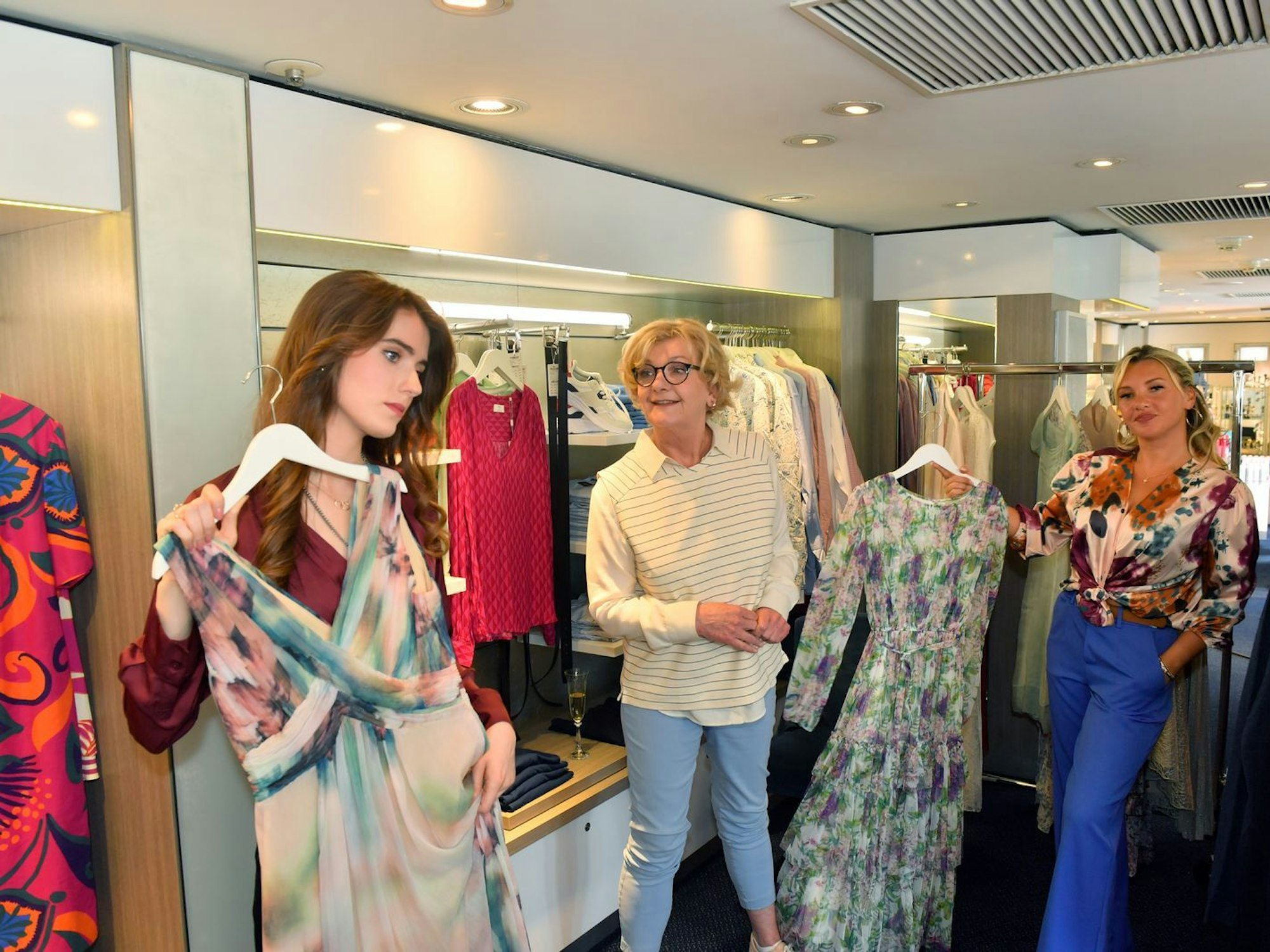 Bord-Stylistin Vera (Evelyn Burdecki, rechts) berät Evelyn (Saskia Vester, Mitte) und Ronja (Rosa von Lobenstein) bei der Kleiderwahl. (Bild: ZDF/Dirk Bartling)