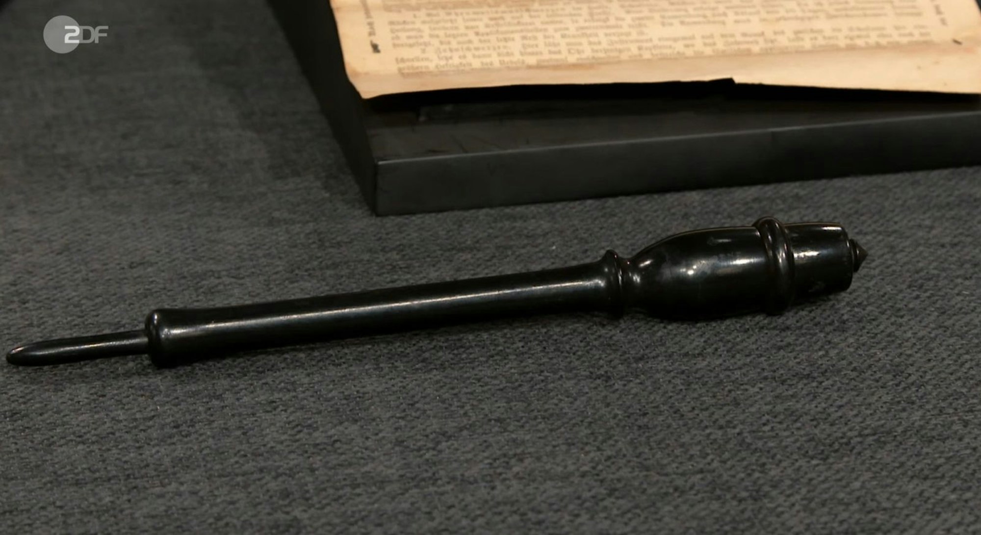 Das eltsame Teil war nach dem Kauf eines alten Bauernhofs aufgetaucht. (Bild: ZDF)