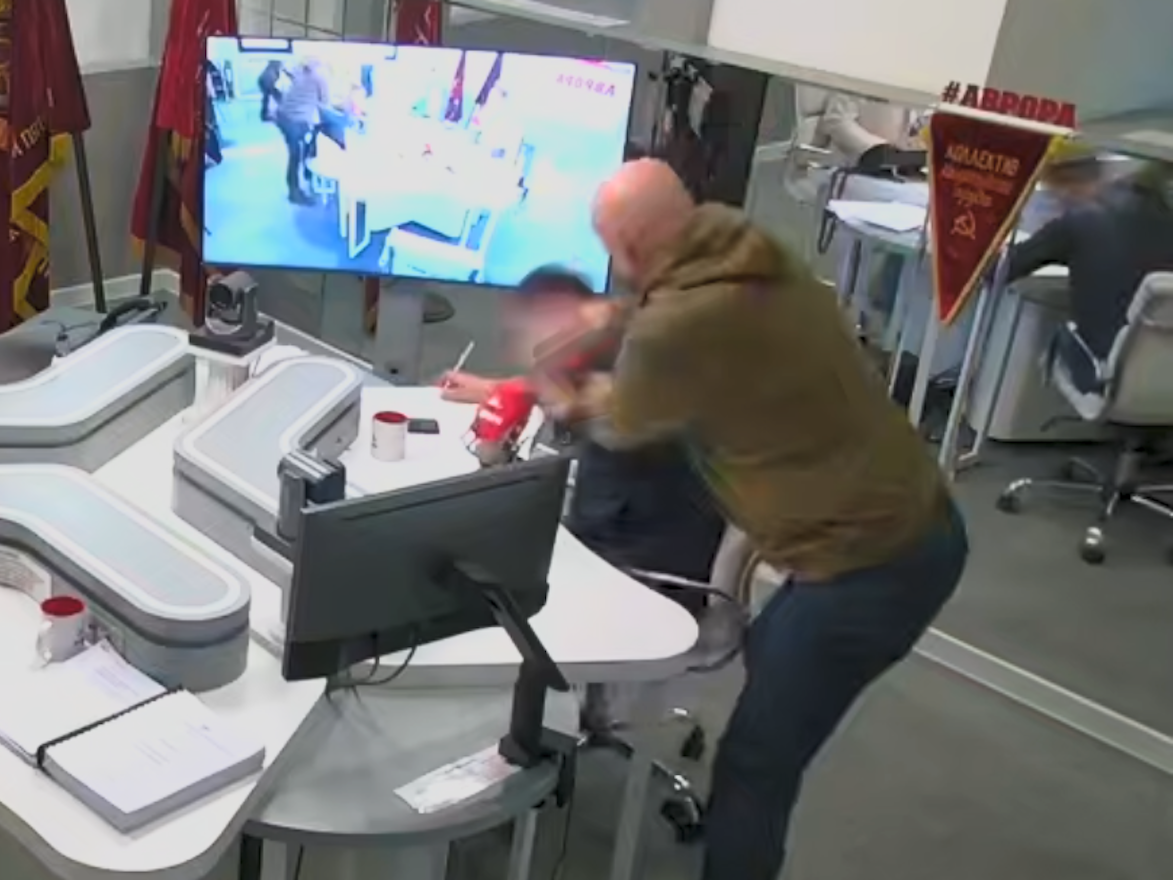 Der Kriegsberichterstatter für den russischen Staatssender RT, Andrei Filatov, prügelt auf Roman Nosikov ein.