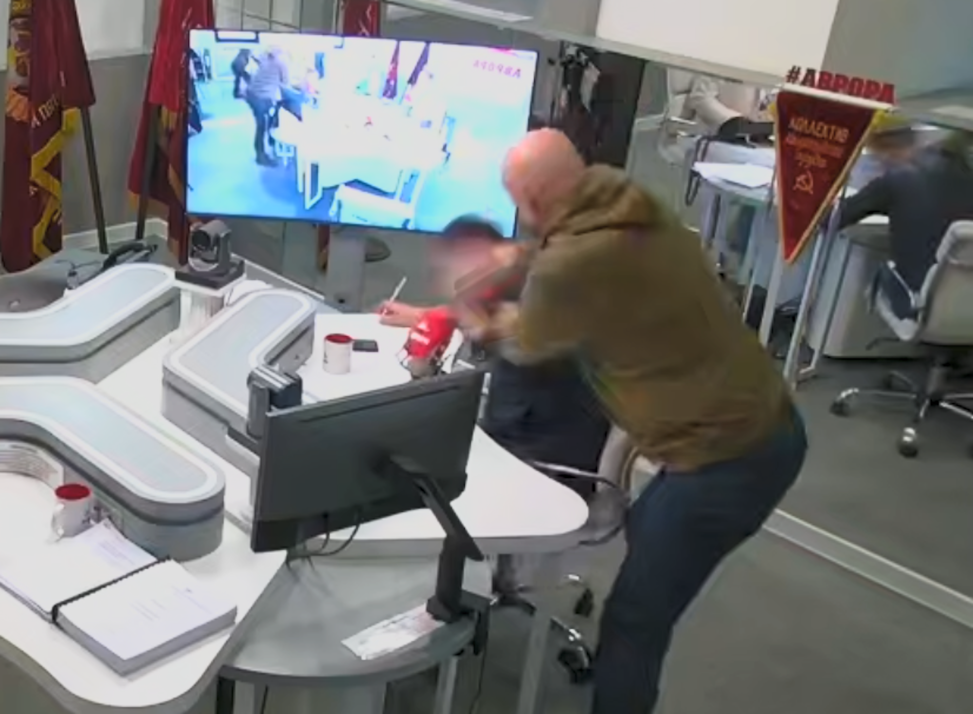 Der Kriegsberichterstatter für den russischen Staatssender RT, Andrei Filatov, prügelt auf Roman Nosikov ein.