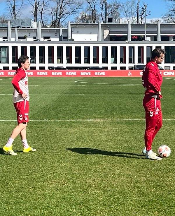 Joel Schmied und Alessio Castro-Montes auf dem Rasen.