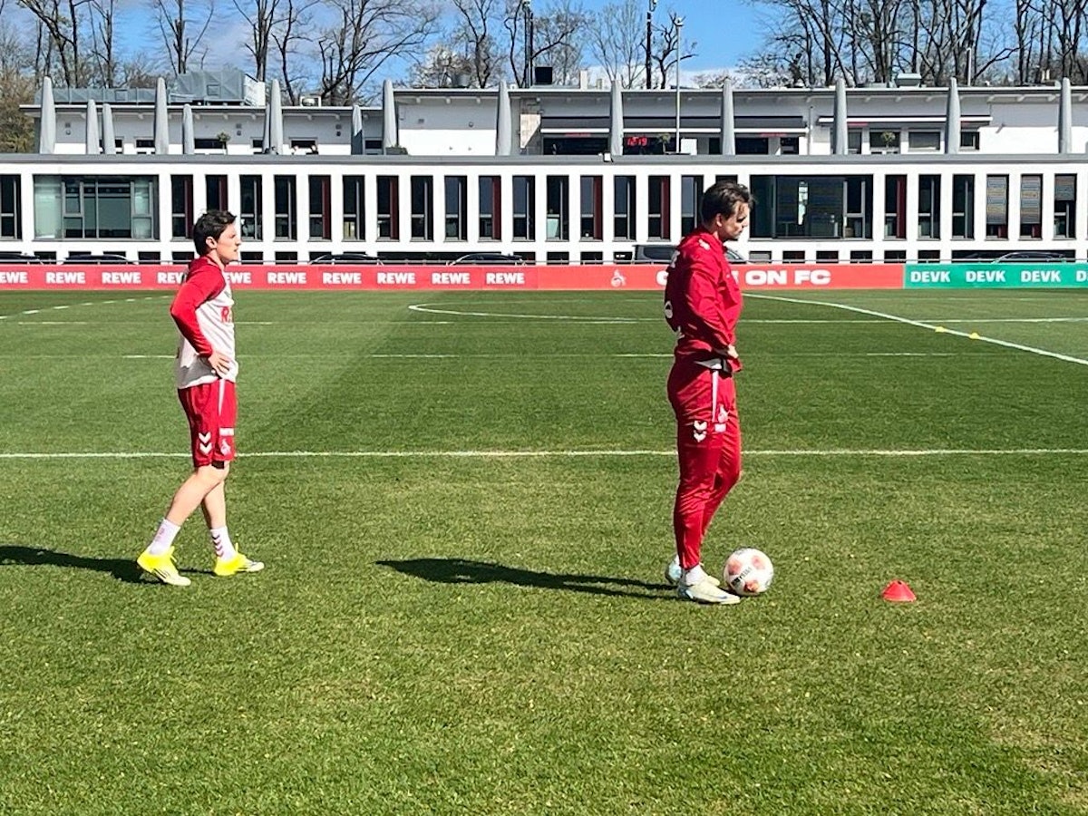 Joel Schmied und Alessio Castro-Montes auf dem Rasen.