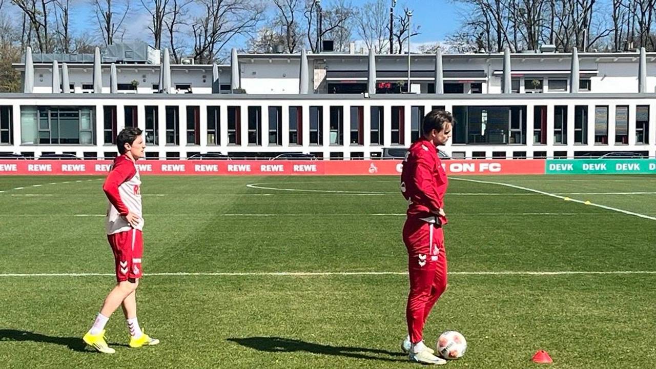 Joel Schmied und Alessio Castro-Montes auf dem Rasen.