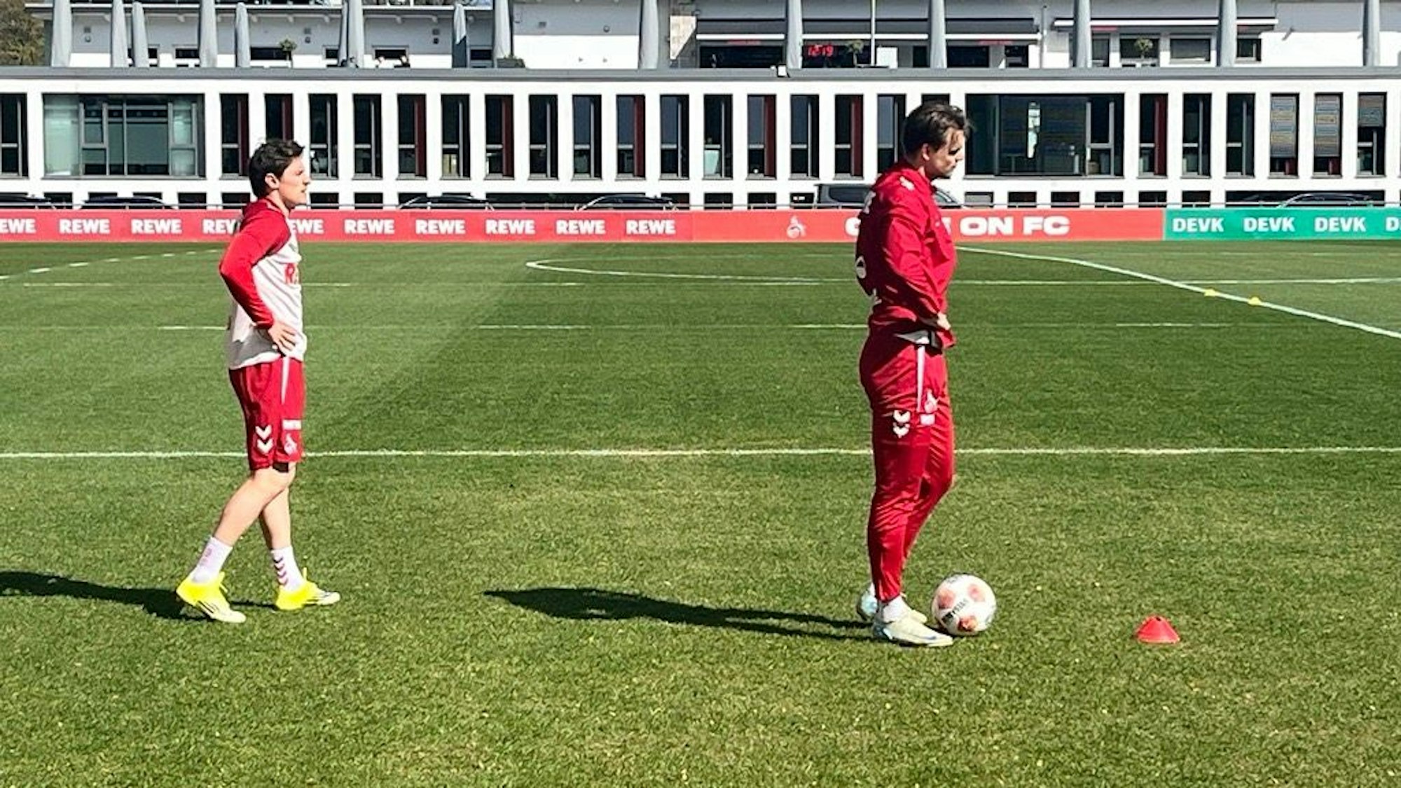 Joel Schmied und Alessio Castro-Montes auf dem Rasen.