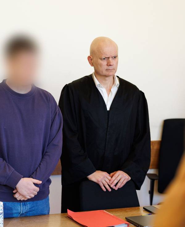 Der Angeklagte (M) steht neben seinen Verteidigern Helmut Wöhler (l) und Jerrit Schöll in einem Saal vom Landgericht Detmold zu Beginn eines Mordprozesses nach tödlichem Messerangriffs auf 16-Jährigen in einem Supermarkt in Lemgo.