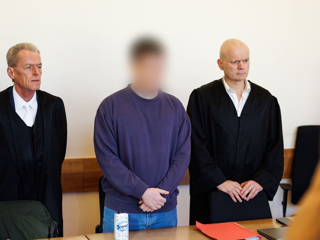 Der Angeklagte (M) steht neben seinen Verteidigern Helmut Wöhler (l) und Jerrit Schöll in einem Saal vom Landgericht Detmold zu Beginn eines Mordprozesses nach tödlichem Messerangriffs auf 16-Jährigen in einem Supermarkt in Lemgo.