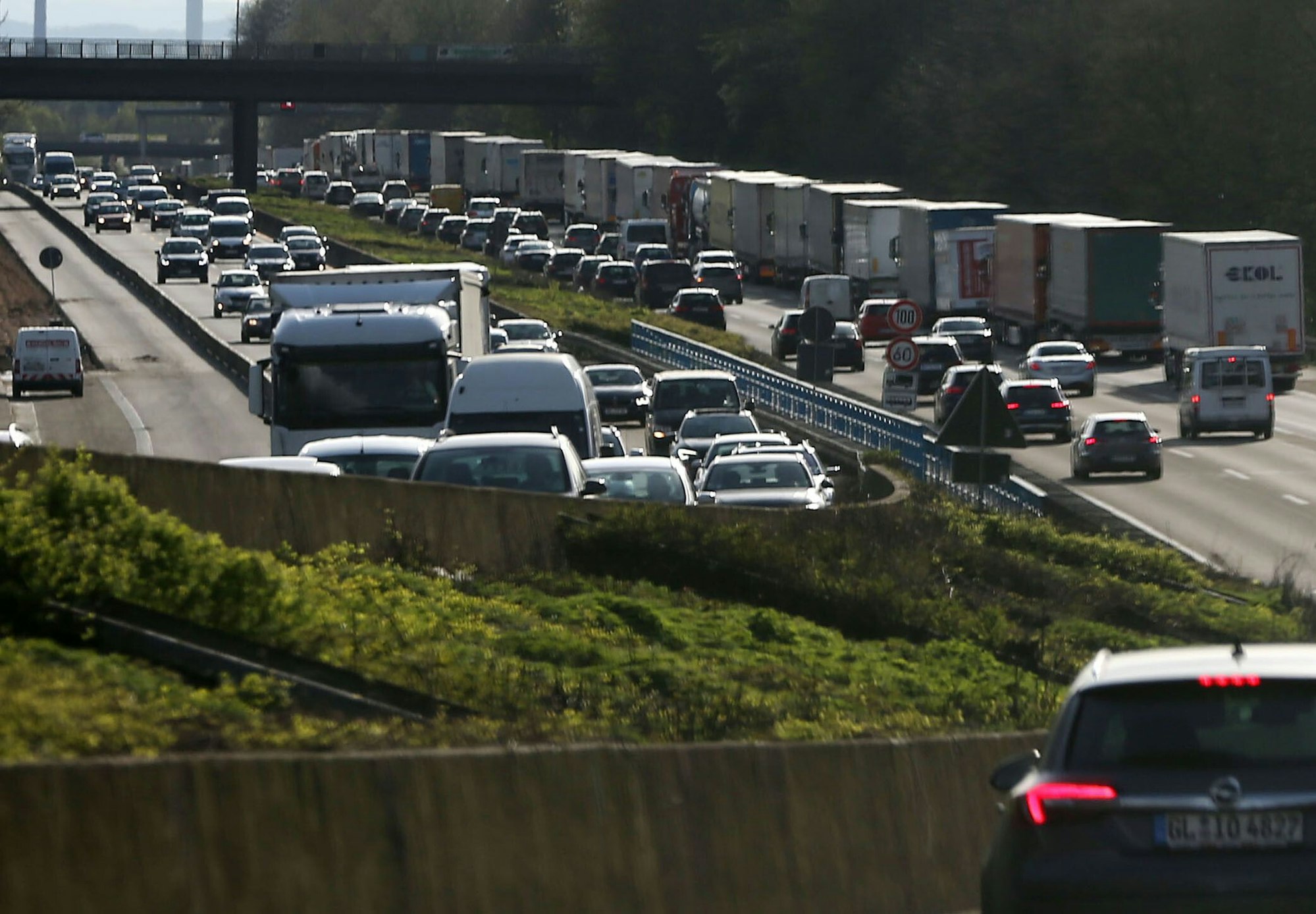 So wie hier in der Nähe von Wermelskirchen auf der A1 vor der Leverkusener Rheinbrücke könnte es auch an diesem Wochenende aussehen. Die Autobahn wird zum Nadelöhr. (Archivfoto)