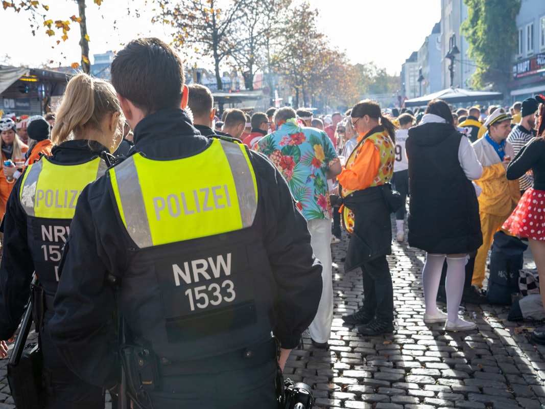 Einsatzkräfte sind an Karneval in Köln unterwegs. An Weiberfastnacht kam es zu einem brutalen Angriff in Nippes.
