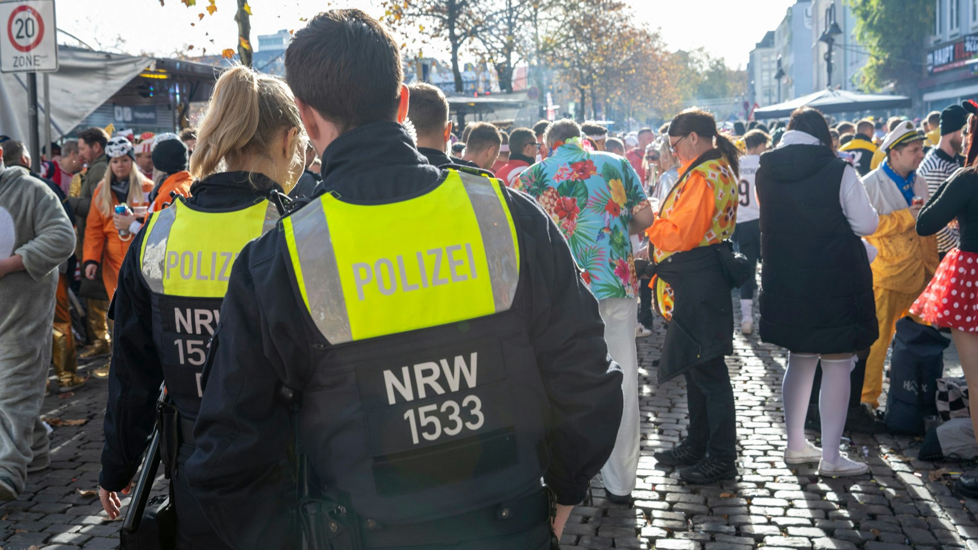 Einsatzkräfte sind an Karneval in Köln unterwegs. An Weiberfastnacht kam es zu einem brutalen Angriff in Nippes.