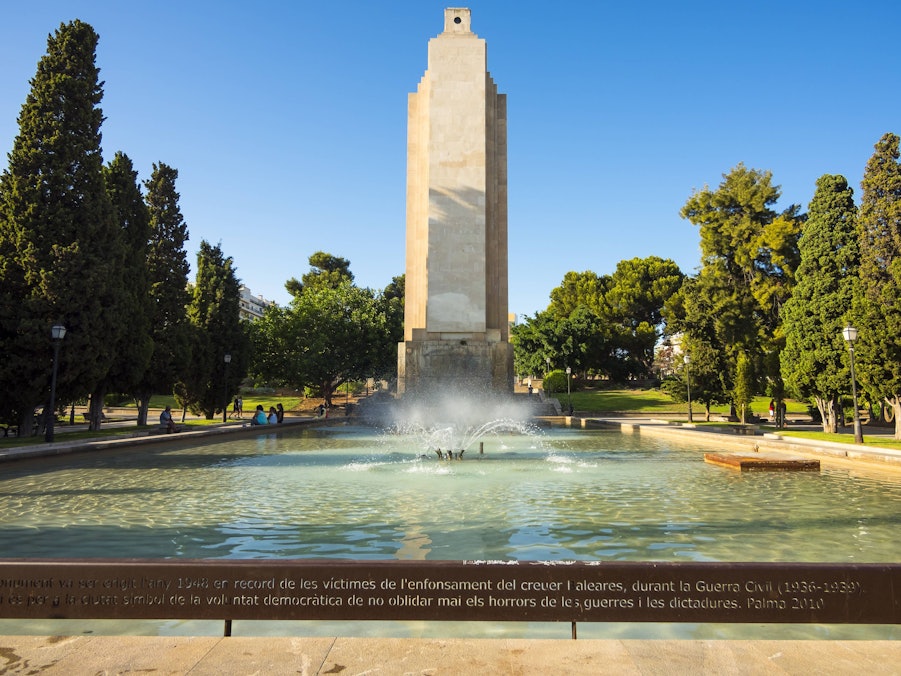 Gedenkstätte, Brunnen, Bäume und Menschen im Park