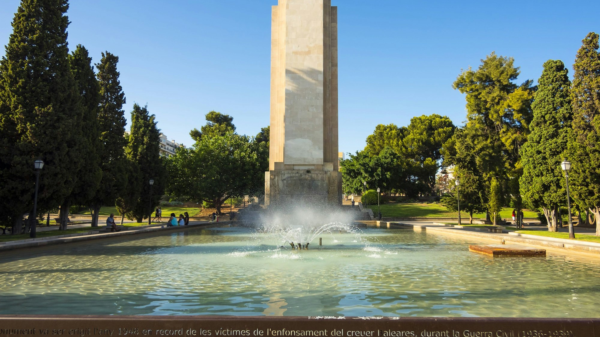 Gedenkstätte, Brunnen, Bäume und Menschen im Park