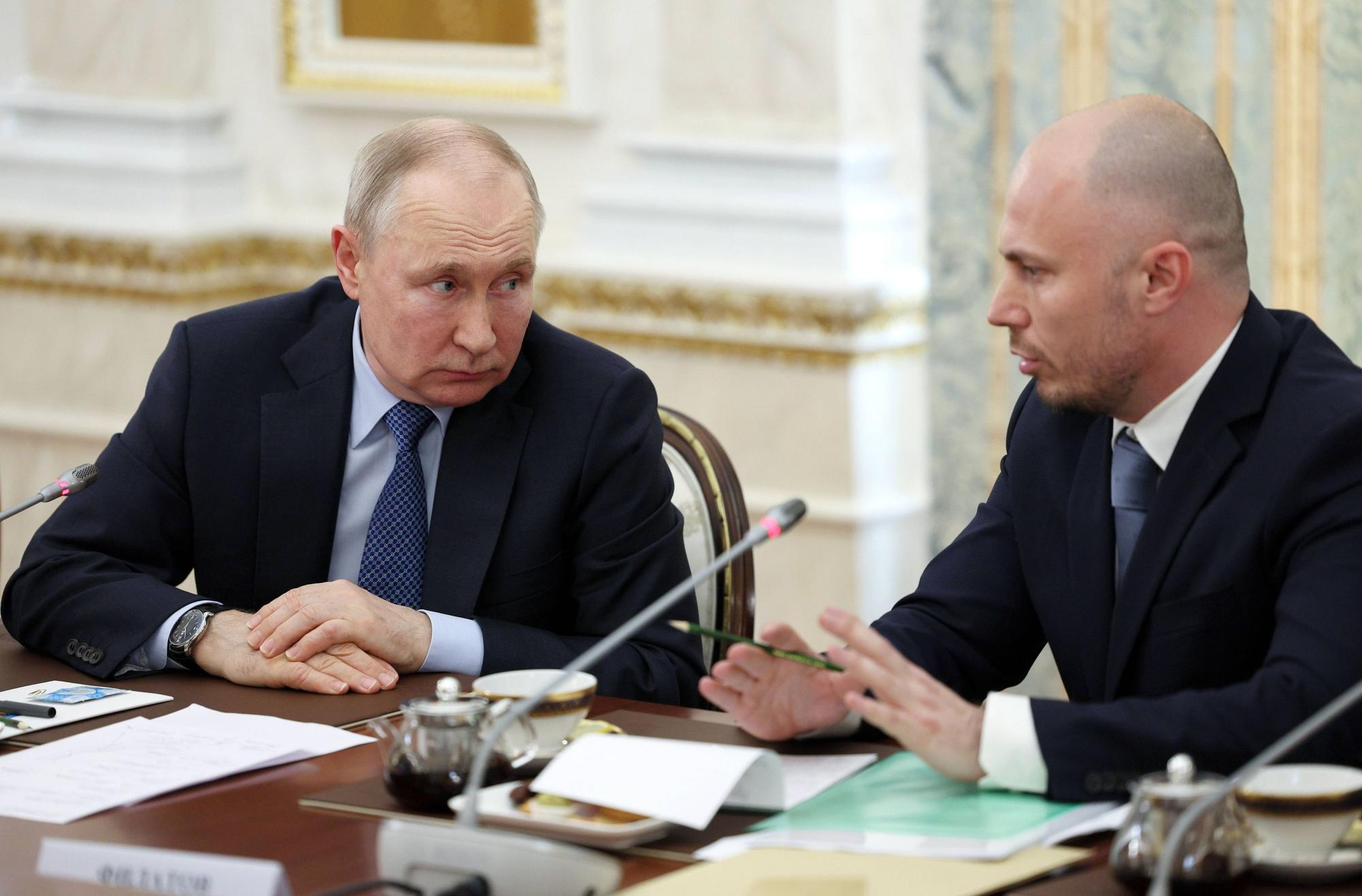 Russlands Präsident Wladimir Putin (l.) neben dem RT-Kriegsberichterstatter Andrei Filatov (Archivbild).