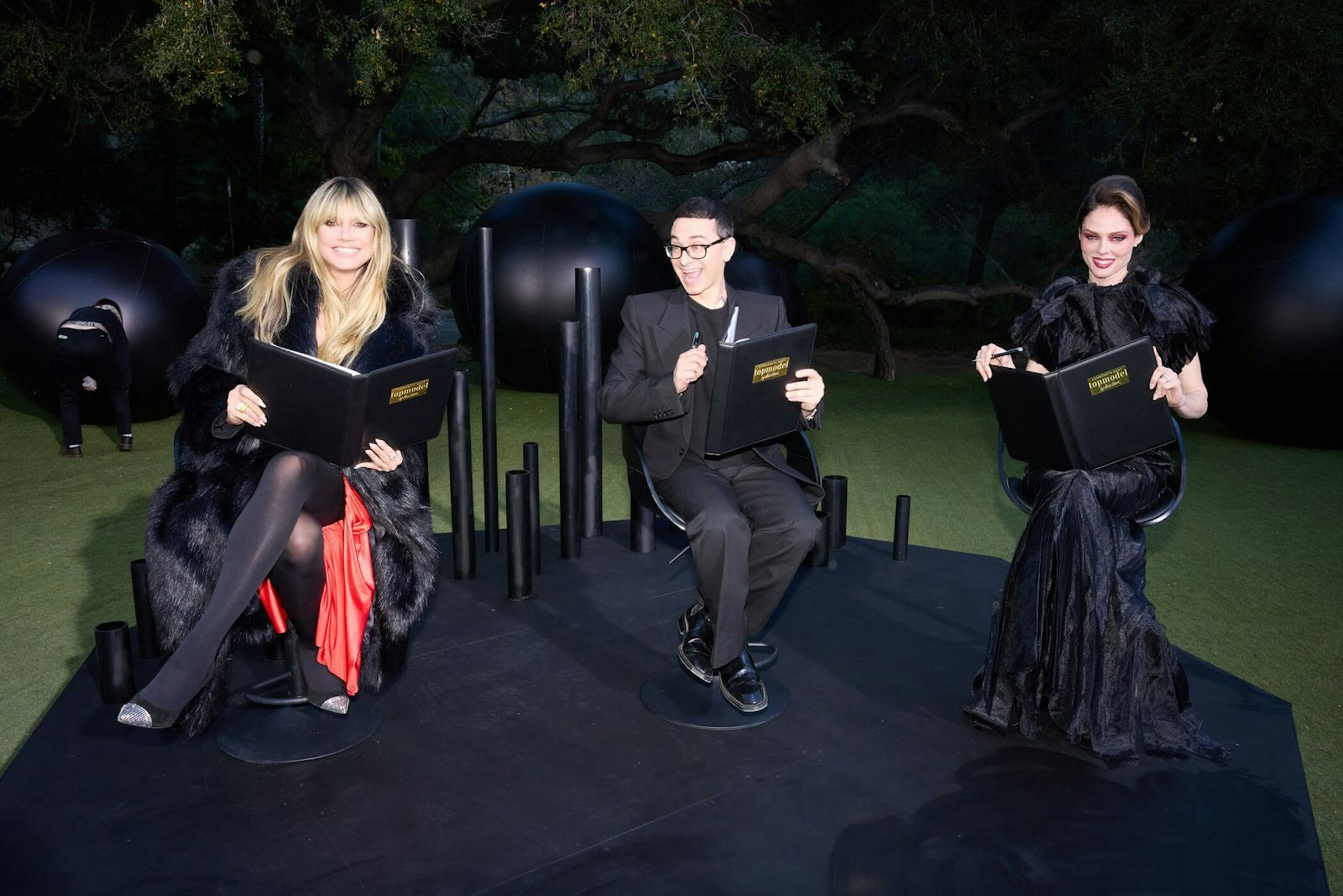 Heidi Klum (links) muss zwischen Designer Christian Siriano und Model Coco Rocha schlichten. (Bild: ProSieben/Max Montgomery)