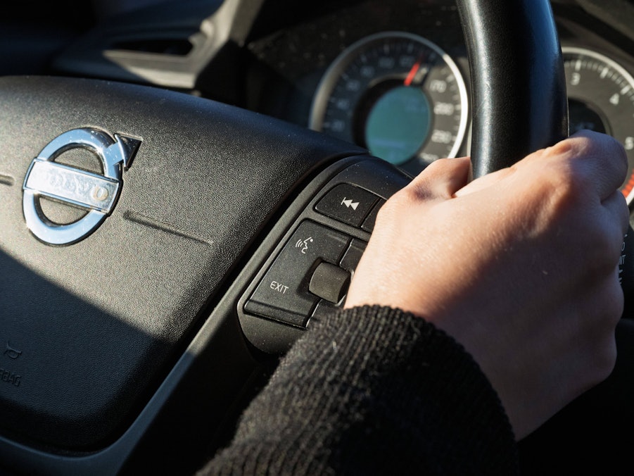 Fahrerhand am Lenkrad mit Instrumenten