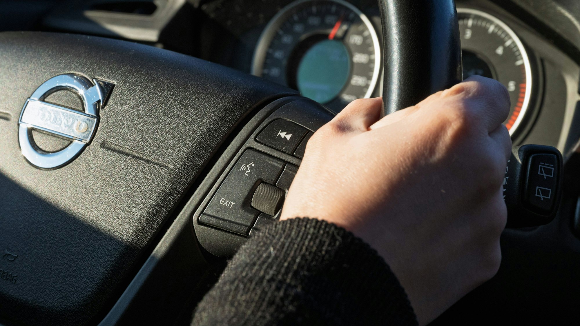 Fahrerhand am Lenkrad mit Instrumenten