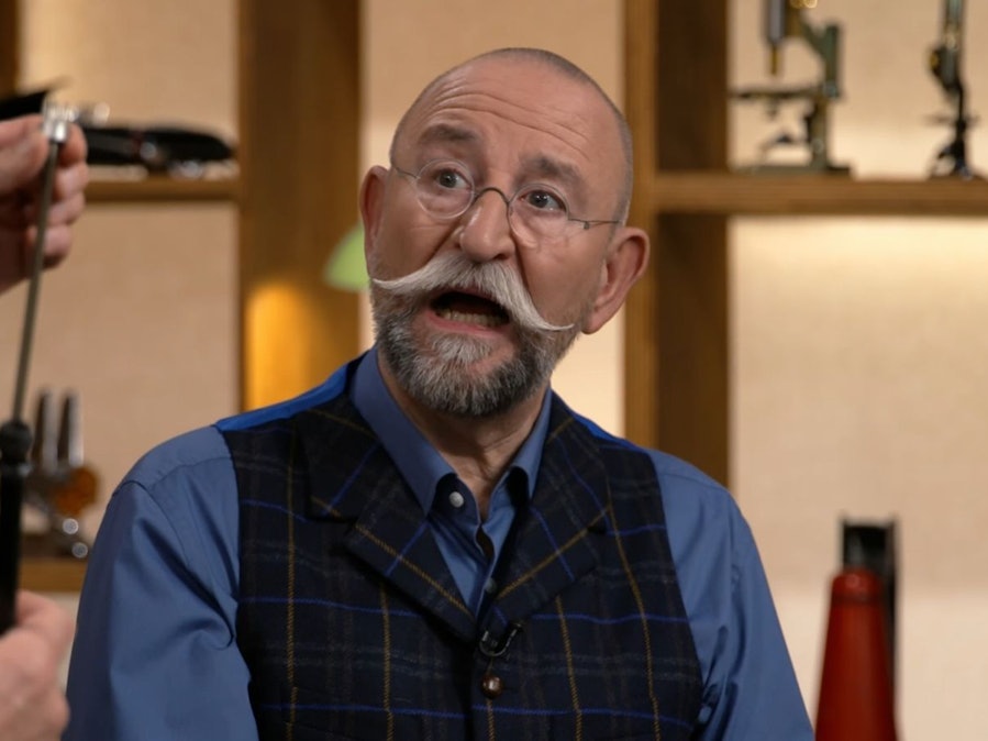 Horst Lichter reagierte entsetzt, als er die Funktionsweise des „Bares für Rares“-Objekts gezeigt bekam. (Bild: ZDF)