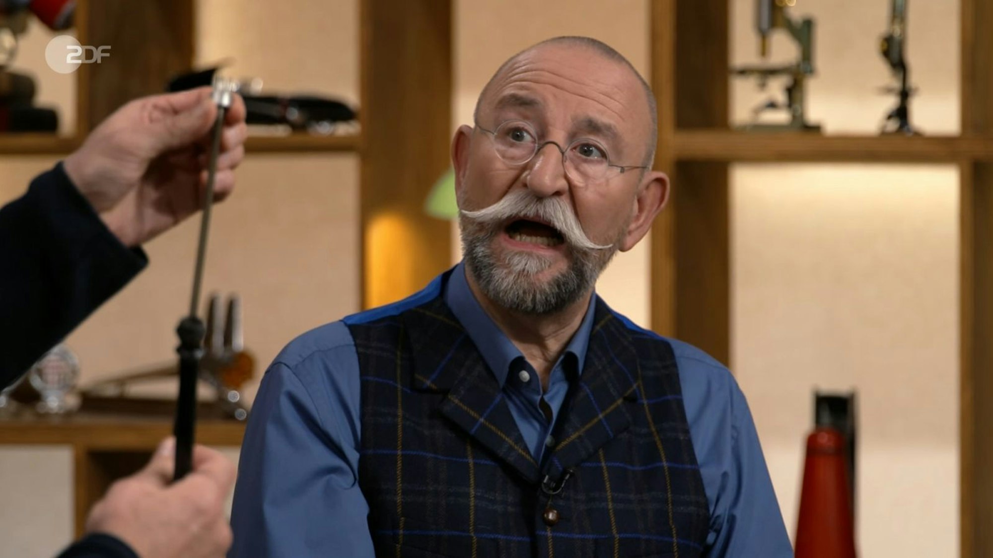 Horst Lichter reagierte entsetzt, als er die Funktionsweise des „Bares für Rares“-Objekts gezeigt bekam. (Bild: ZDF)