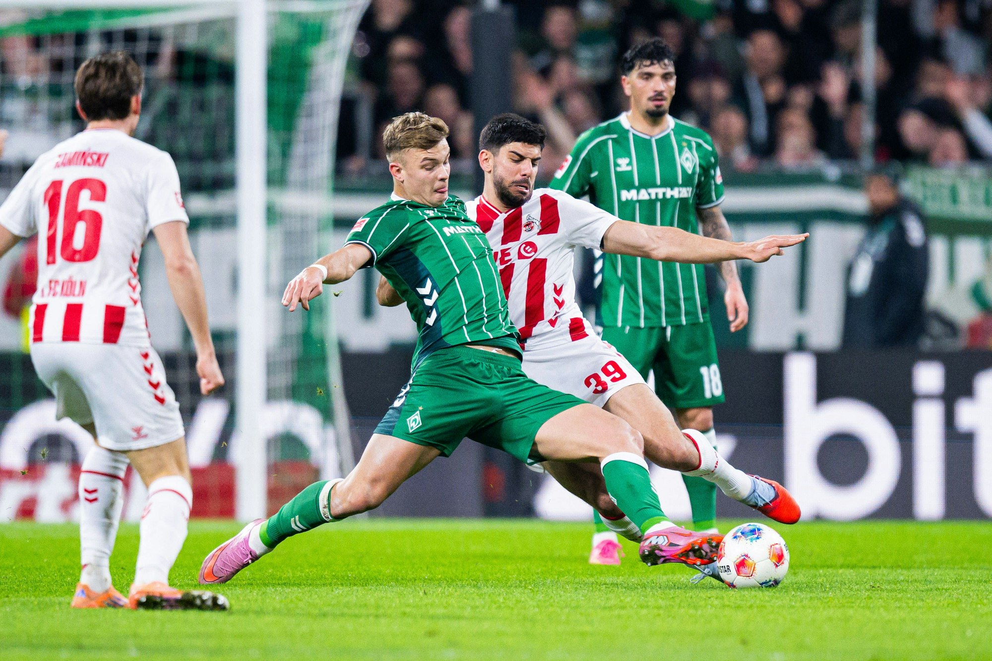 Keke Topp im Zweikampf mit Cenk Özkacar.