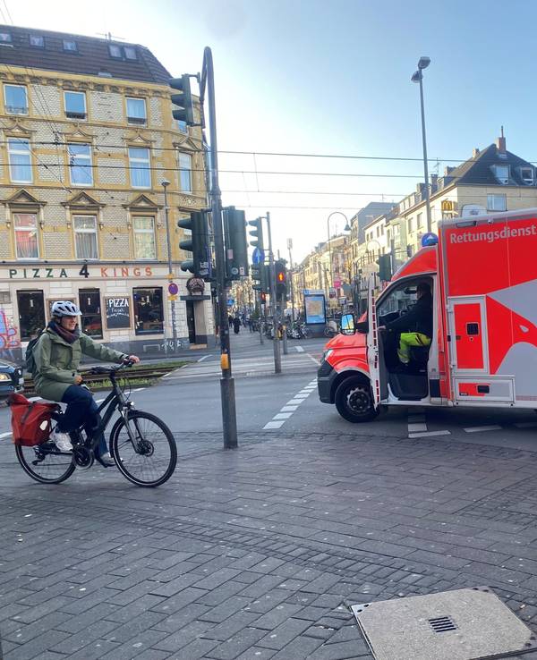 Ein Krankenwagen steht an einer Ehrenfelder Kreuzung.