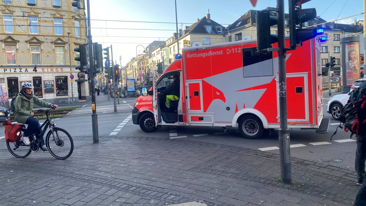Ein Krankenwagen steht an einer Ehrenfelder Kreuzung.