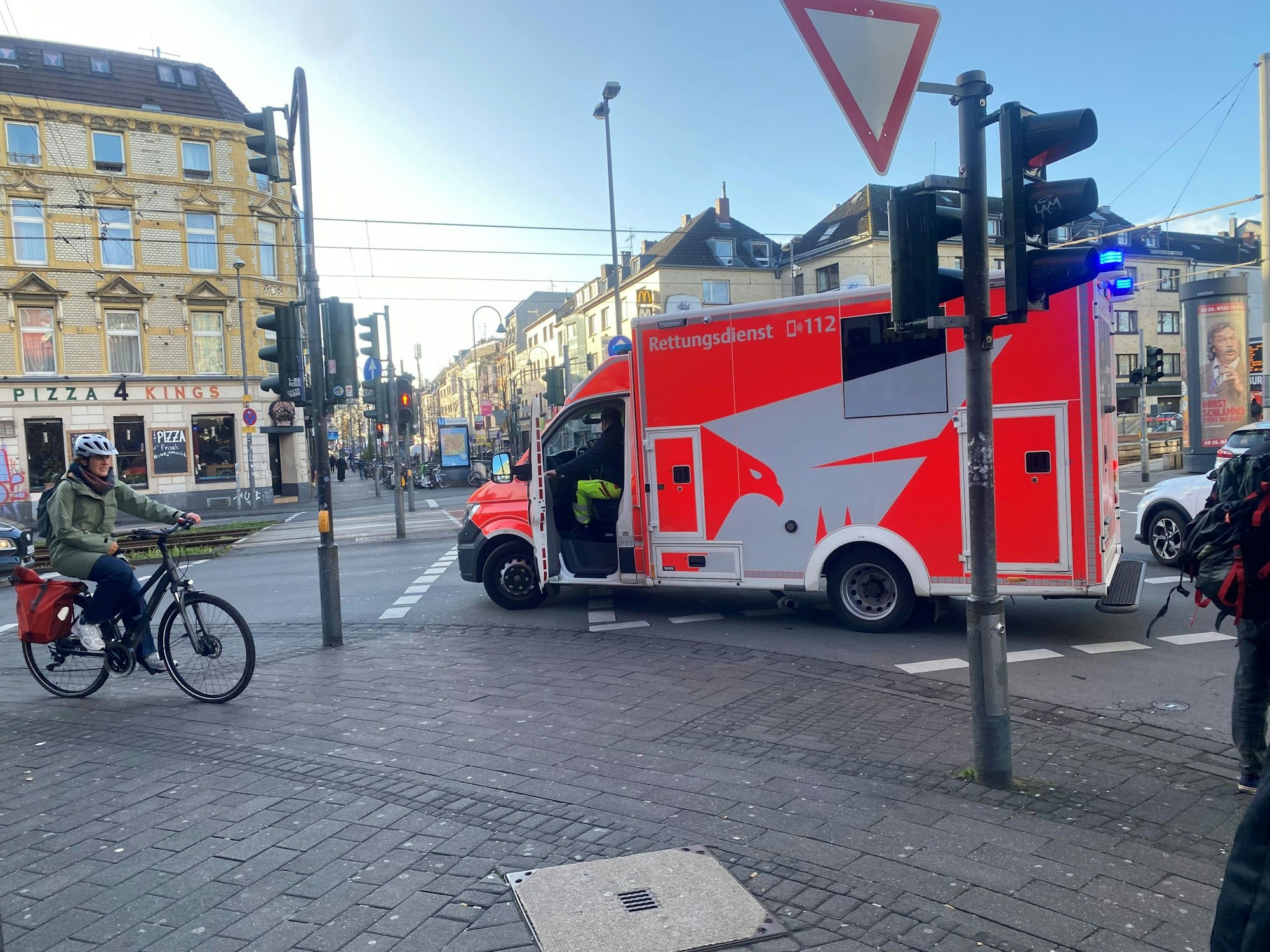 Ein Krankenwagen steht an einer Ehrenfelder Kreuzung.