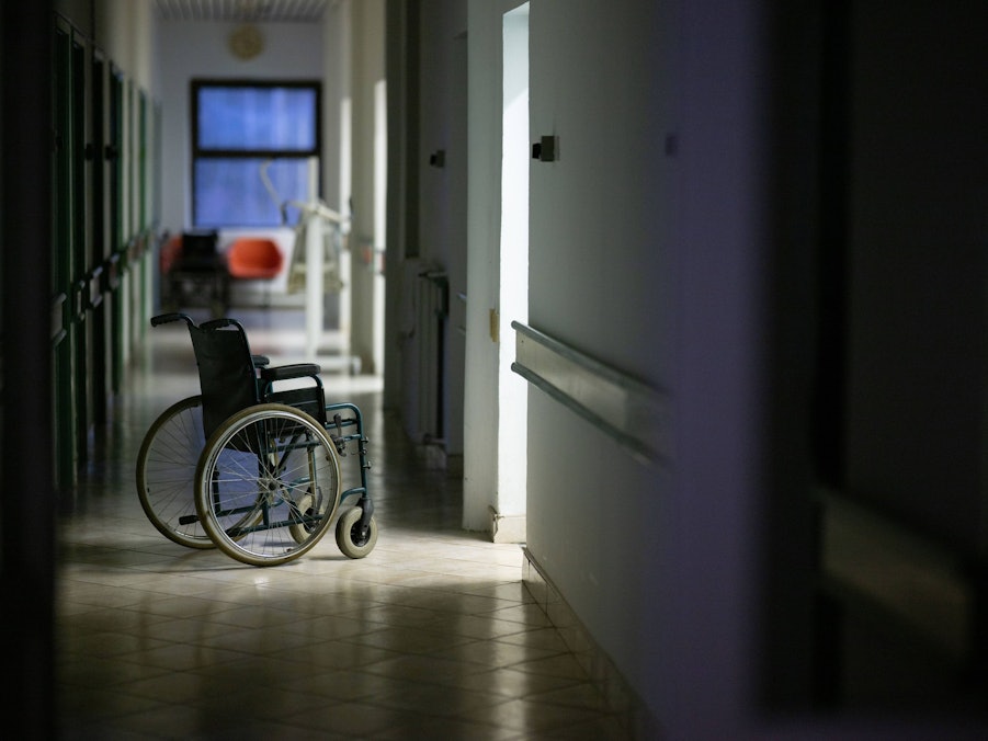 Leerer Rollstuhl im Krankenhausflur