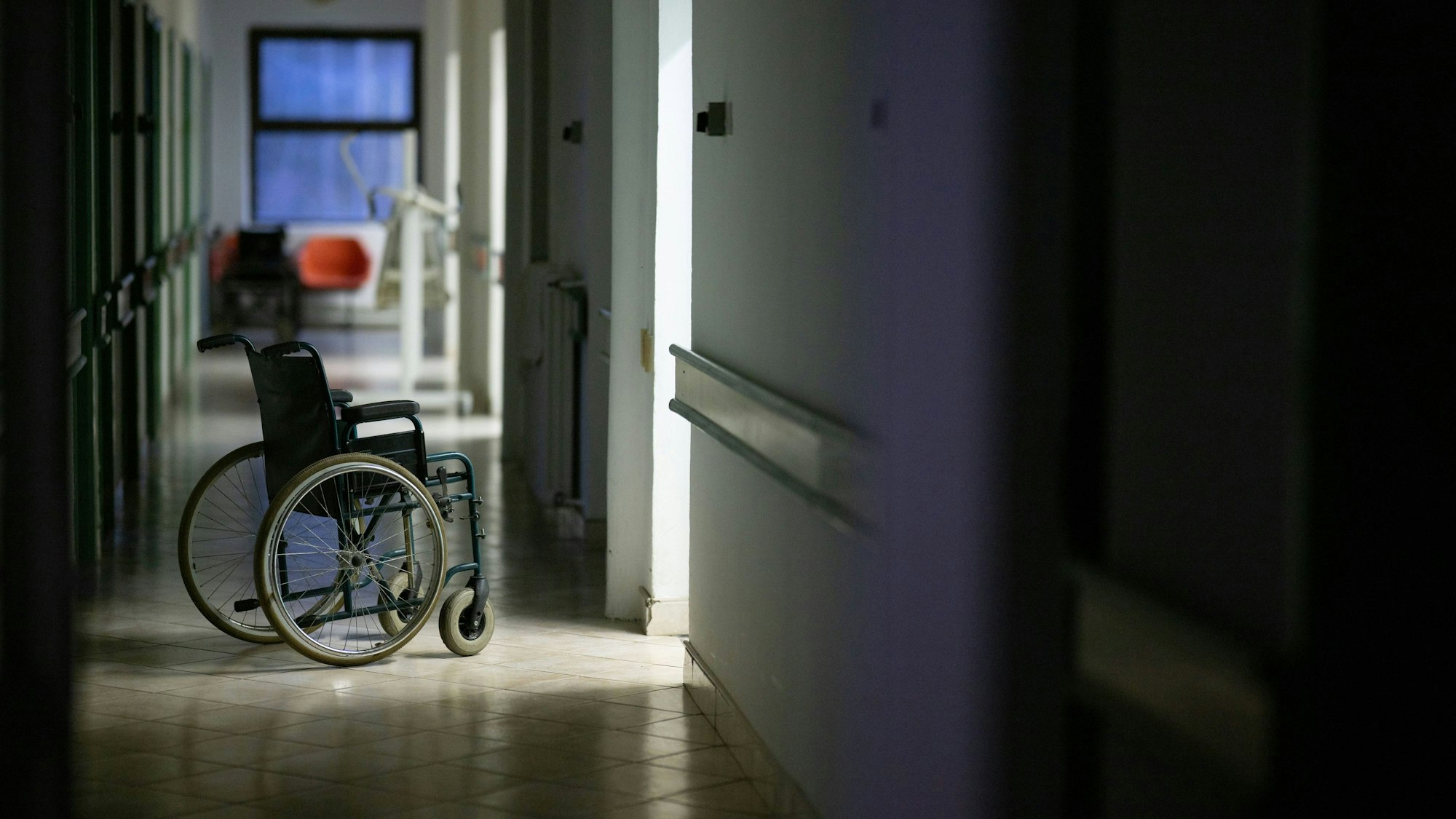 Leerer Rollstuhl im Krankenhausflur