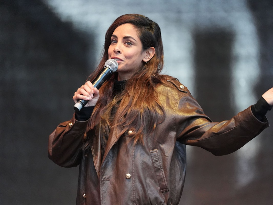 Collien Fernandes, Schauspielerin und Moderatorin, spricht auf der Bühne auf dem Rathausmarkt in Hamburg.