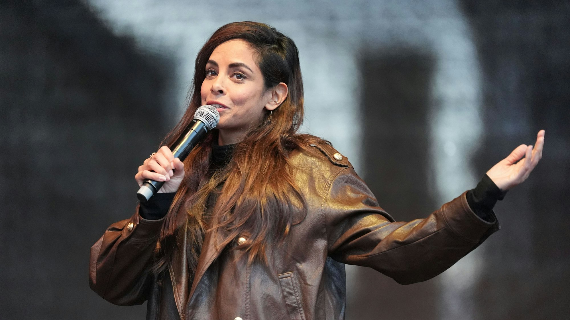 Collien Fernandes, Schauspielerin und Moderatorin, spricht auf der Bühne auf dem Rathausmarkt in Hamburg.