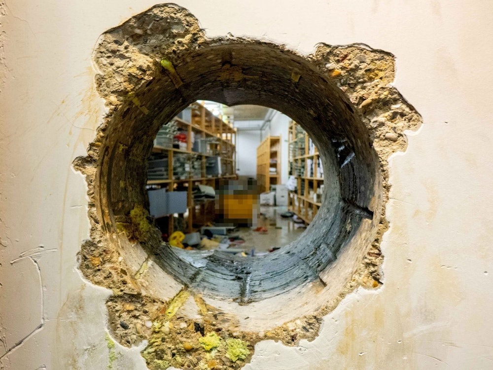 Das berühmte Loch, durch das sich die Täter Zugang zum Tresorraum verschafft haben. In der ZDF-Doku „Der Sparkassen-Coup von Gelsenkirchen“ wird der Fall rekonstruiert. (Bild: ZDF/Polizei Gelsenkirchen)