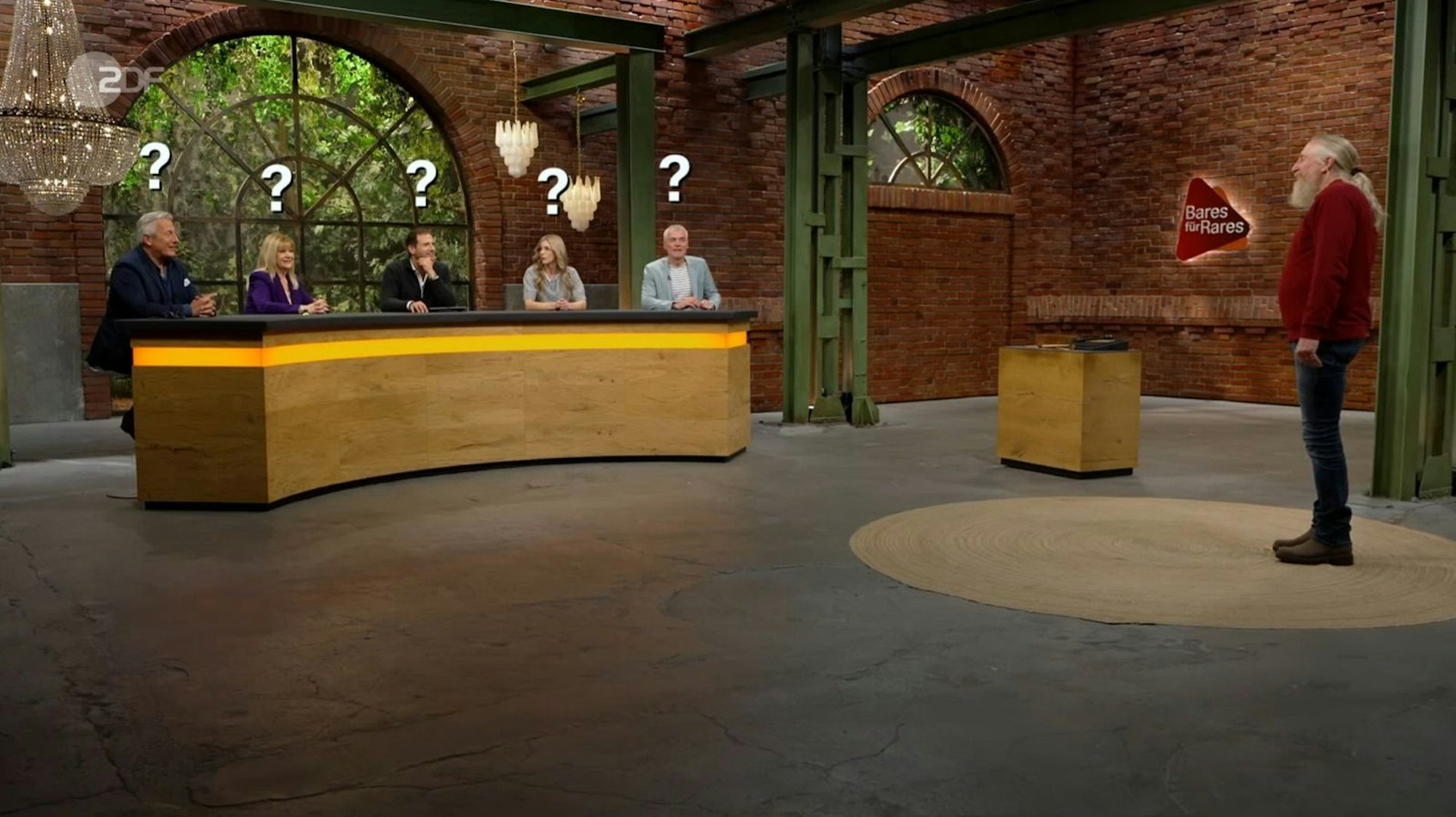 „Wir stellen uns ganz viele Fragen“, gab Markus Wildhagen (links) offen zu. „Eigentlich müssten sie jetzt fünf Fragezeichen sehen, weil wir haben keinen blassen Schimmer, was das ist.“ (Bild: ZDF)