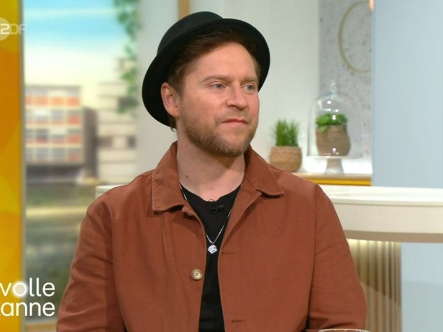 Sänger Johannes Oerding (44) gab bei „Volle Kanne“ im ZDF zu: „Da war meine Erkenntnis: Johannes, so wichtig bist du nicht.“ (Bild: ZDF)