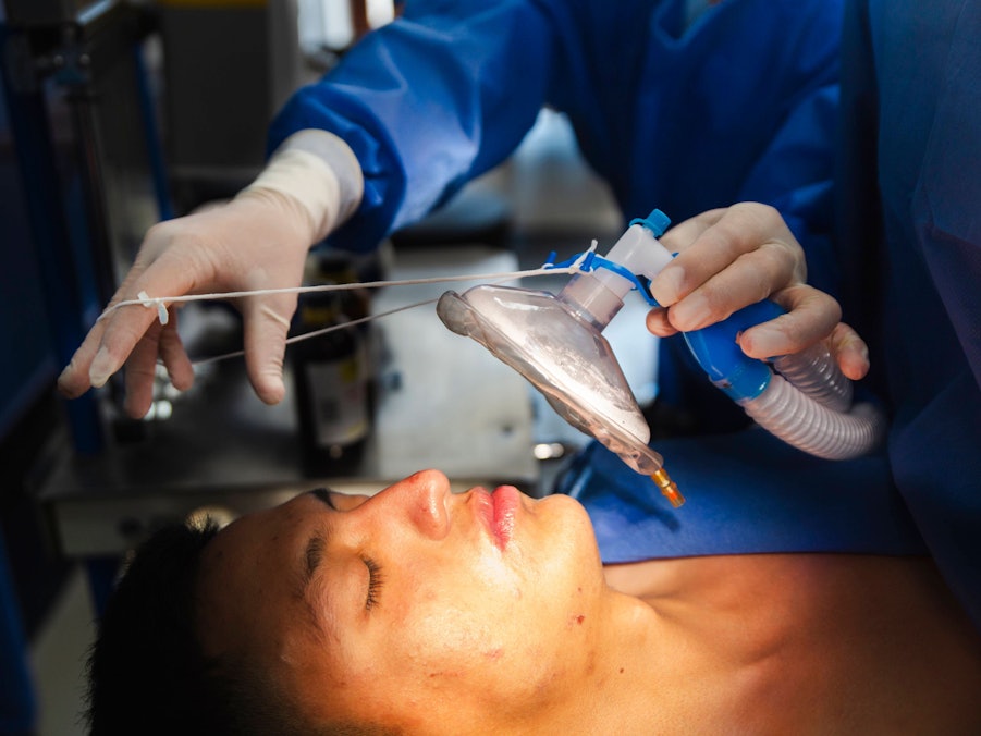 Medizinisches Personal und Patient mit Anästhesiemaske