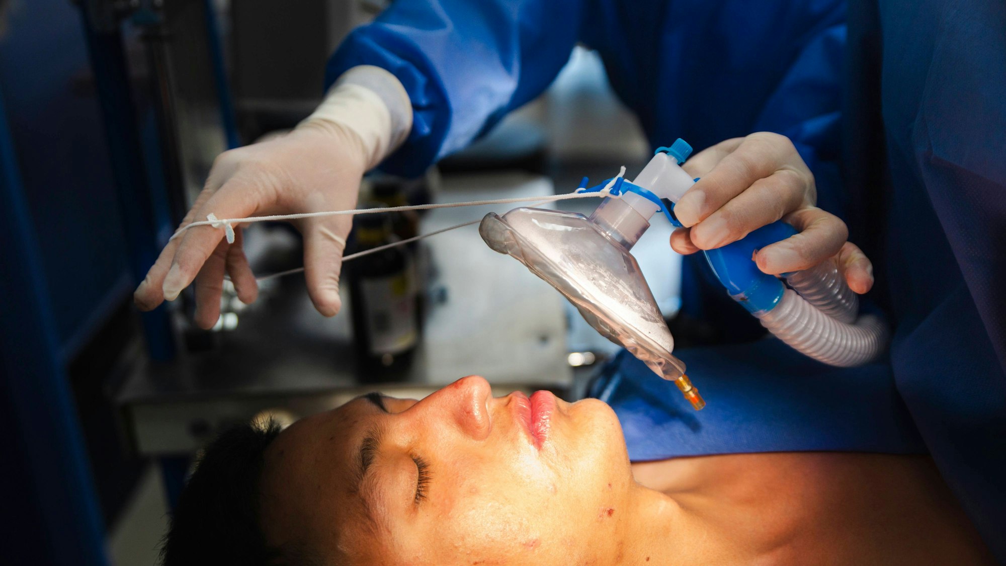 Medizinisches Personal und Patient mit Anästhesiemaske