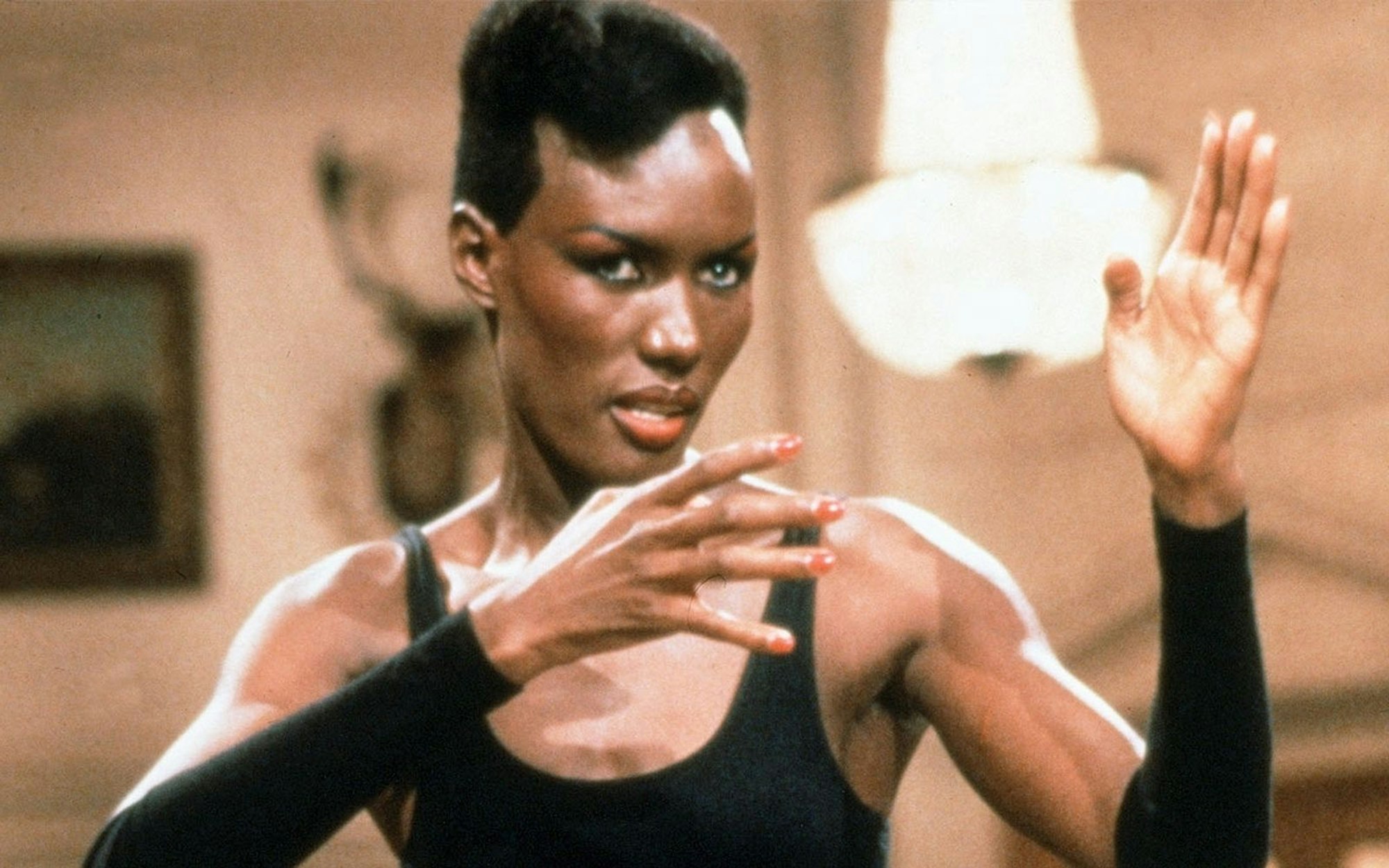 Die martialische May Day entdeckt am Ende von „Im Angesicht des Todes“ (1985) ihren moralischen Kern. (Bild: teleschau / Archiv)