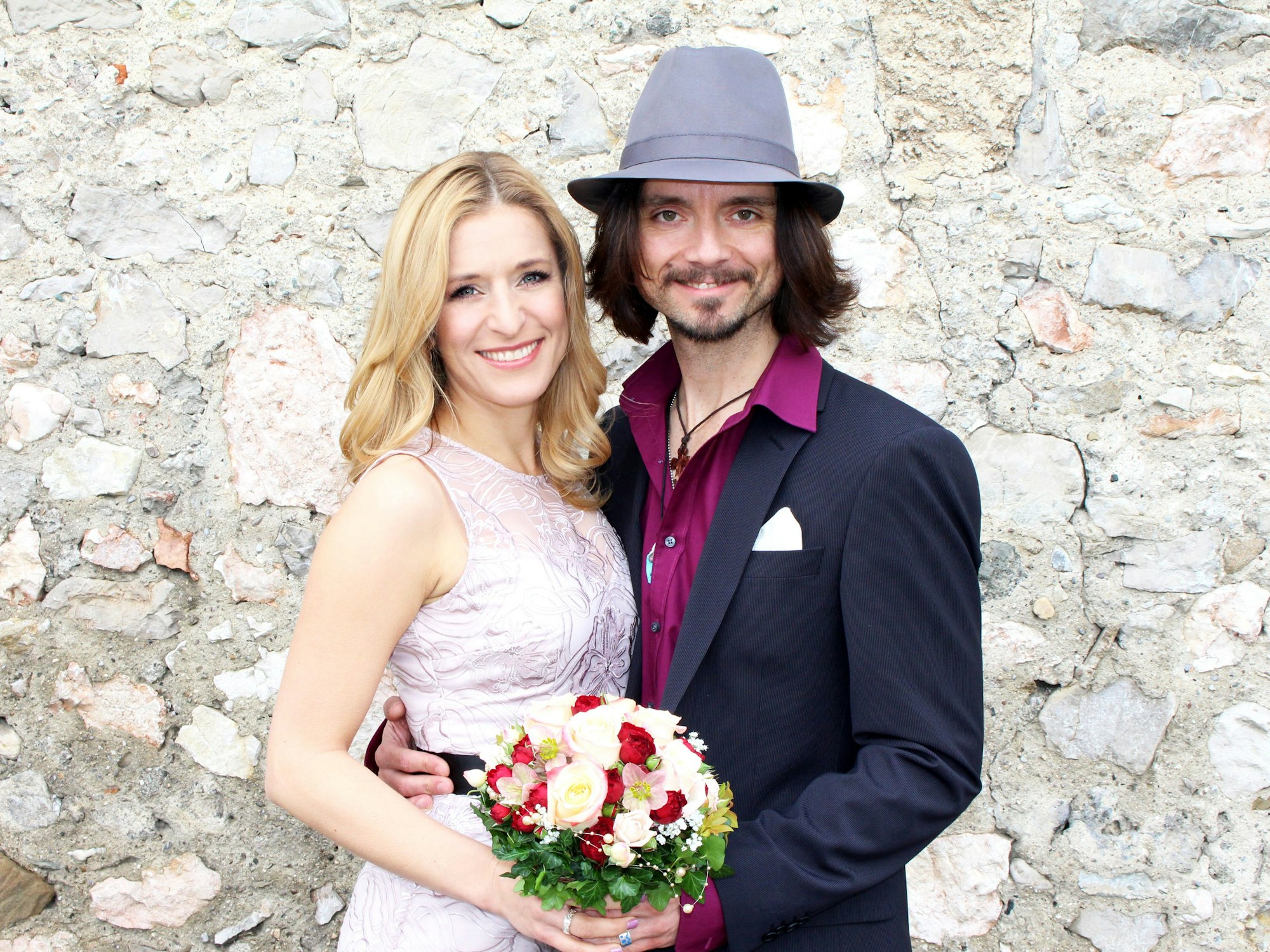Die deutsche Volksmusiksängerin Stefanie Hertel und der österreichische Rockmusiker Lanny Isis bei ihrer Hochzeit.