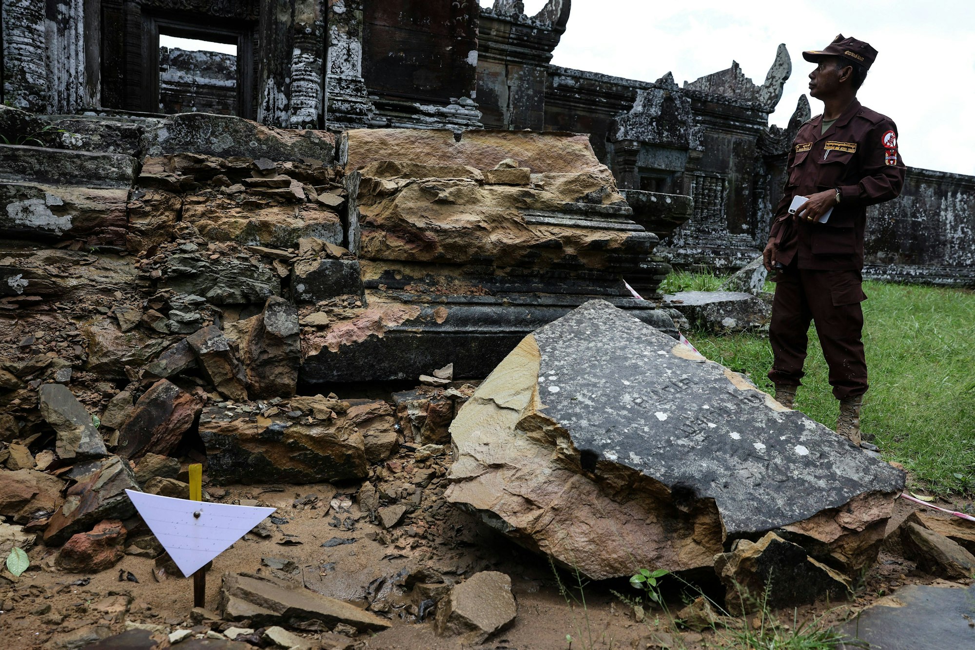 Erschütternde Szenen am Preah Vihear Tempel: Einschläge, Trümmer und verbrannte Erde – das historische Bauwerk ist schwer beschädigt.