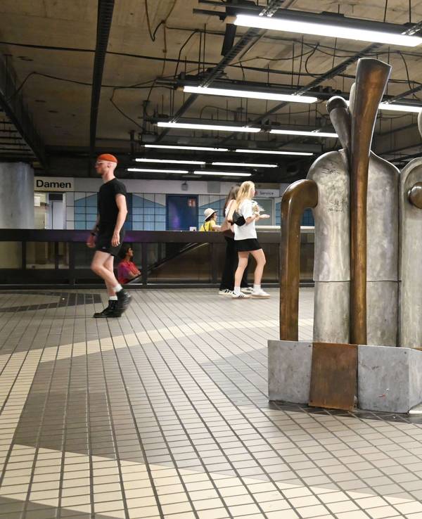 An der KVB-Haltestelle Friesenplatz fehlt schon seit Monaten die Decke. Das Foto wurde im August 2025 aufgenommen.