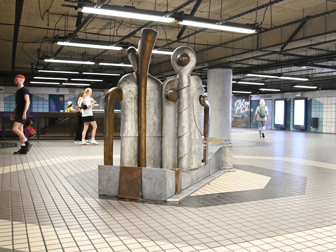 An der KVB-Haltestelle Friesenplatz fehlt schon seit Monaten die Decke. Das Foto wurde im August 2025 aufgenommen.