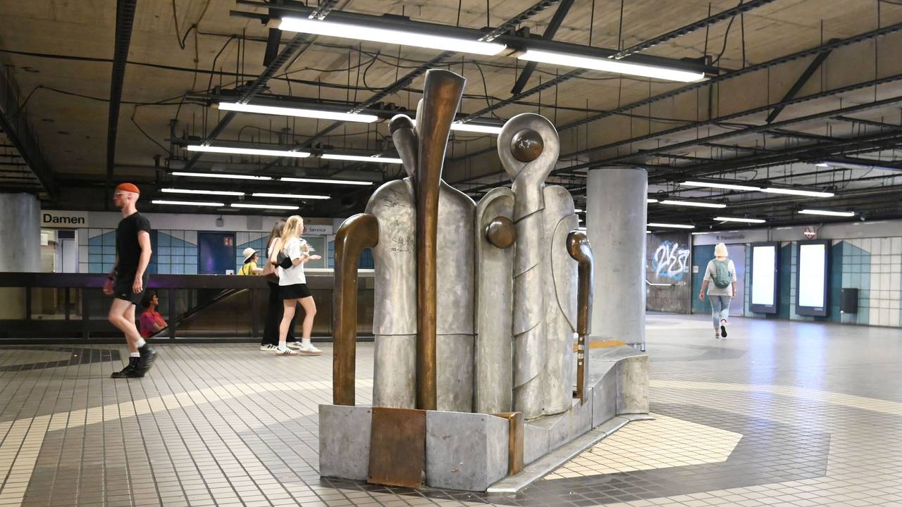 An der KVB-Haltestelle Friesenplatz fehlt schon seit Monaten die Decke. Das Foto wurde im August 2025 aufgenommen.