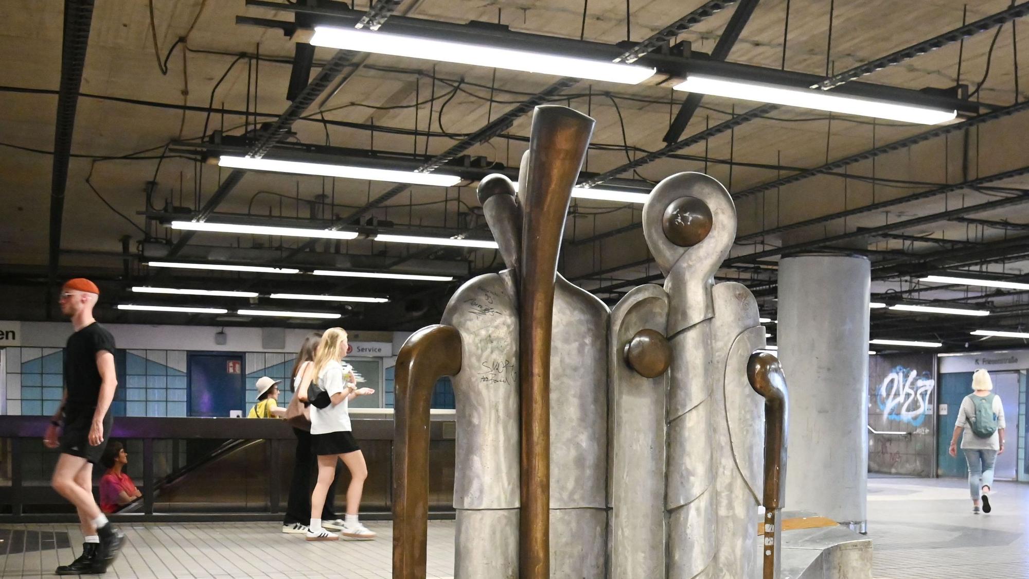 An der KVB-Haltestelle Friesenplatz fehlt schon seit Monaten die Decke. Das Foto wurde im August 2025 aufgenommen.