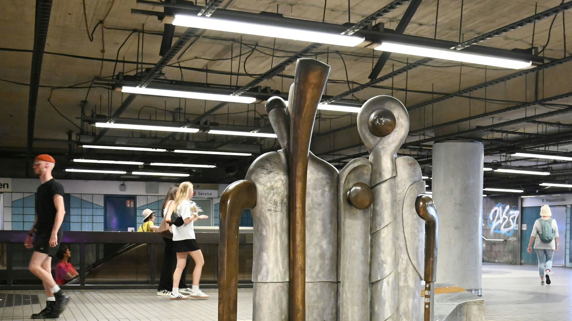 An der KVB-Haltestelle Friesenplatz fehlt schon seit Monaten die Decke. Das Foto wurde im August 2025 aufgenommen.