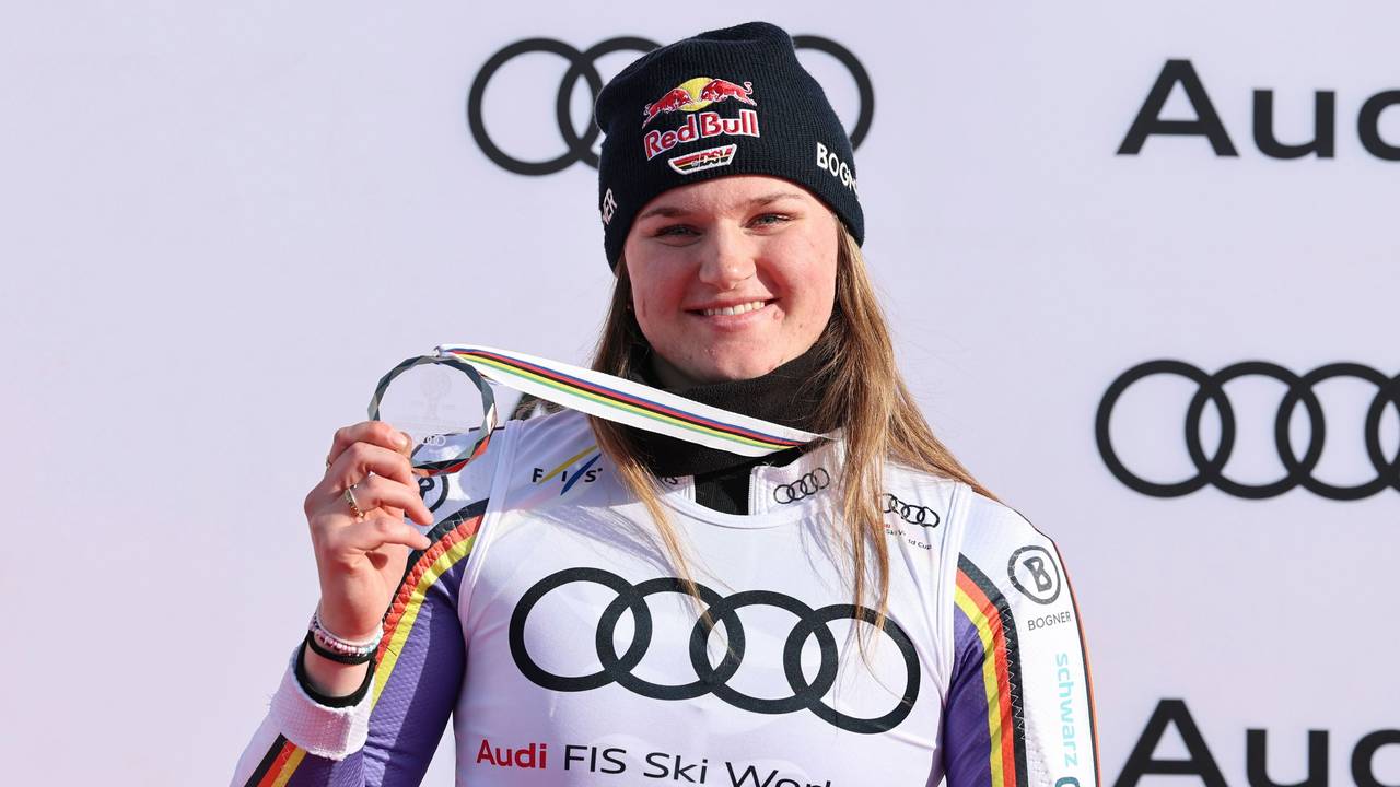 Emma Aicher mit ihrer Medaille.