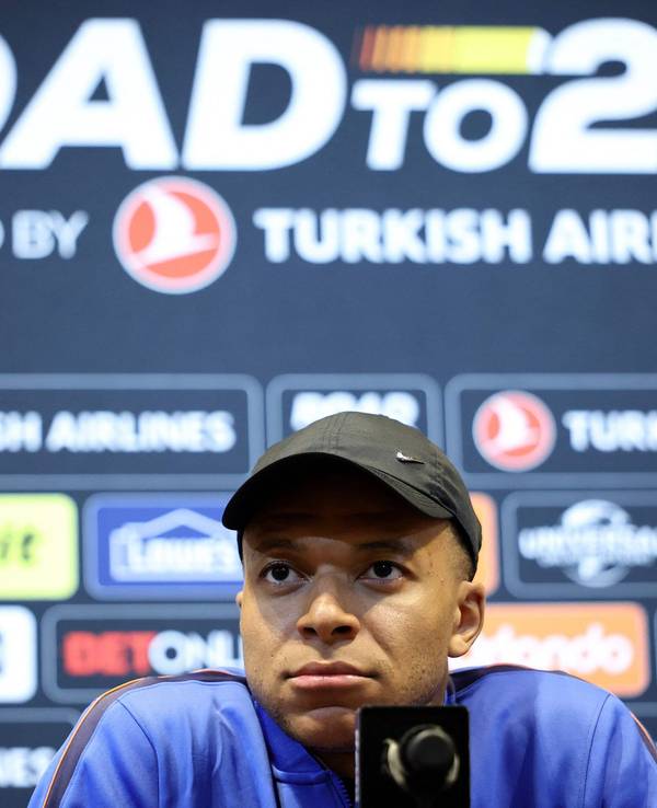Kylian Mbappé nahm am 25. März (Ortszeit) in den USA auf einer Pressekonferenz Stellungzu den Berichten, die Ärzte hätten das falsche Knie untersucht.