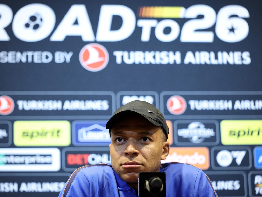 Kylian Mbappé nahm am 25. März (Ortszeit) in den USA auf einer Pressekonferenz Stellungzu den Berichten, die Ärzte hätten das falsche Knie untersucht.