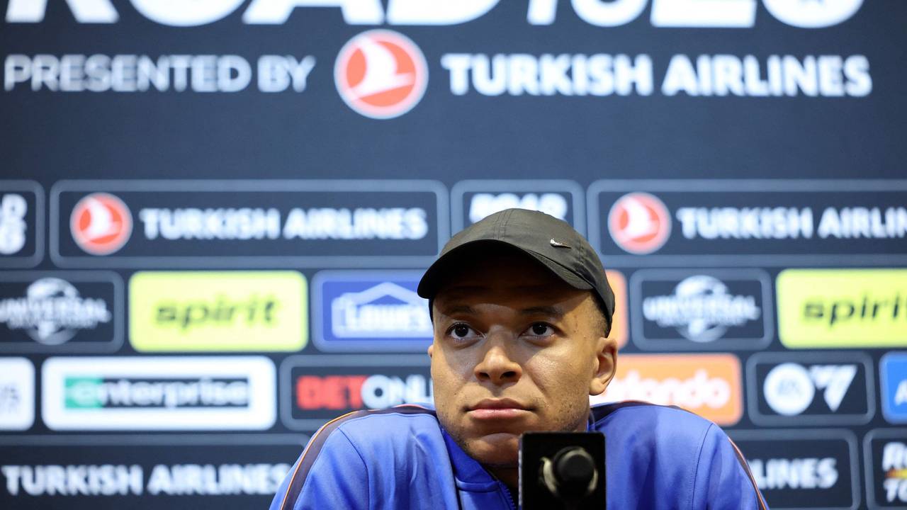 Kylian Mbappé nahm am 25. März (Ortszeit) in den USA auf einer Pressekonferenz Stellungzu den Berichten, die Ärzte hätten das falsche Knie untersucht.