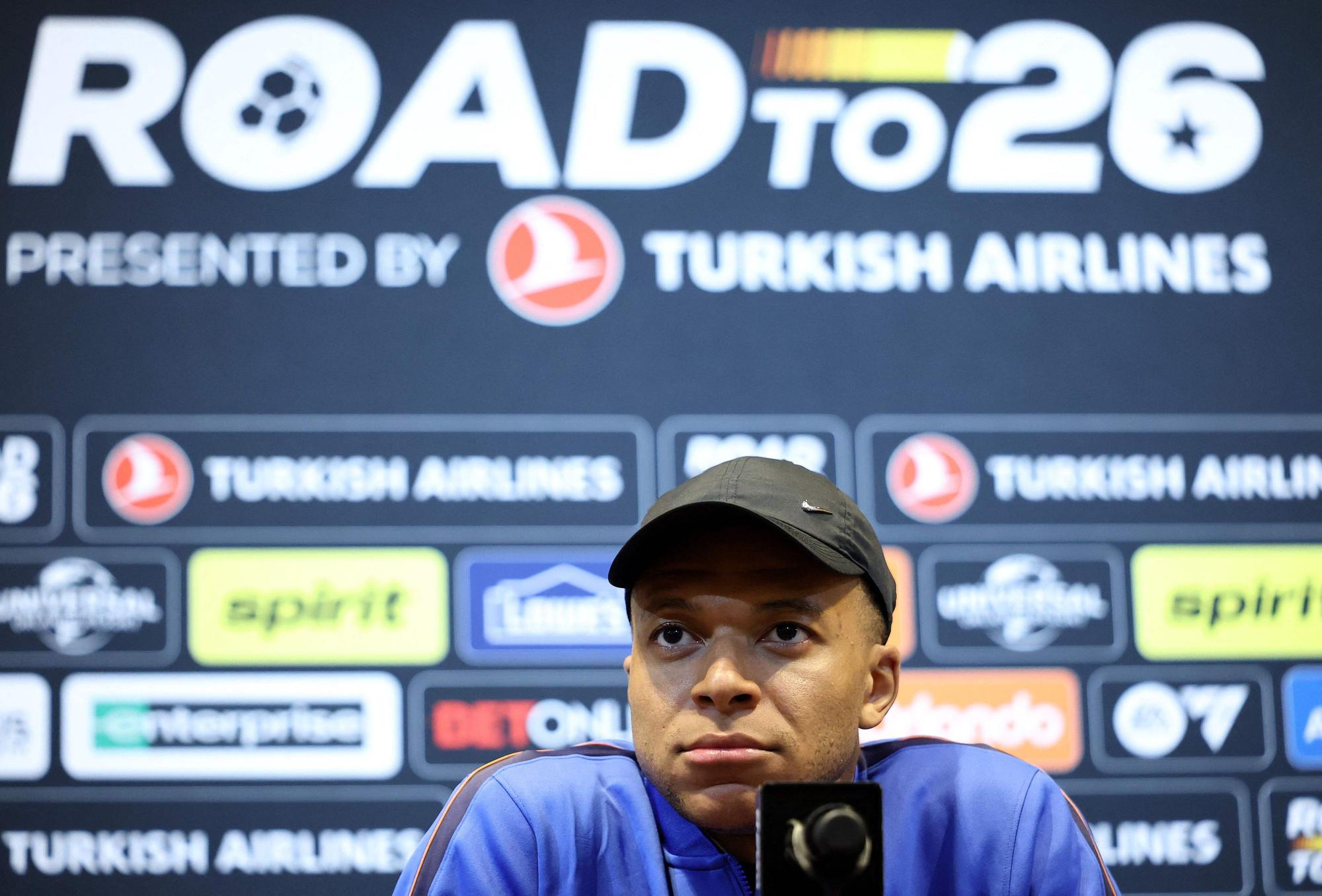 Kylian Mbappé nahm am 25. März (Ortszeit) in den USA auf einer Pressekonferenz Stellungzu den Berichten, die Ärzte hätten das falsche Knie untersucht.