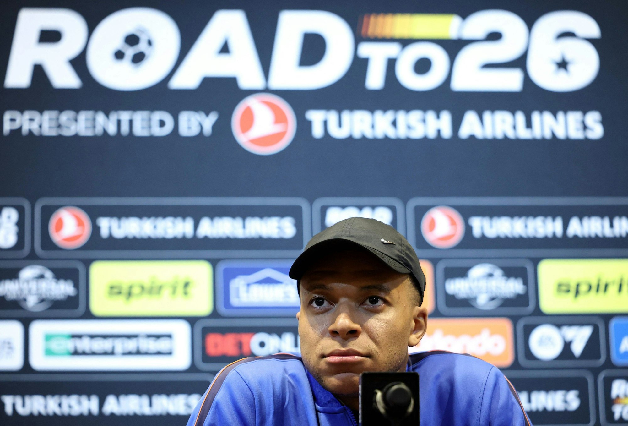 Kylian Mbappé nahm am 25. März (Ortszeit) in den USA auf einer Pressekonferenz Stellungzu den Berichten, die Ärzte hätten das falsche Knie untersucht.