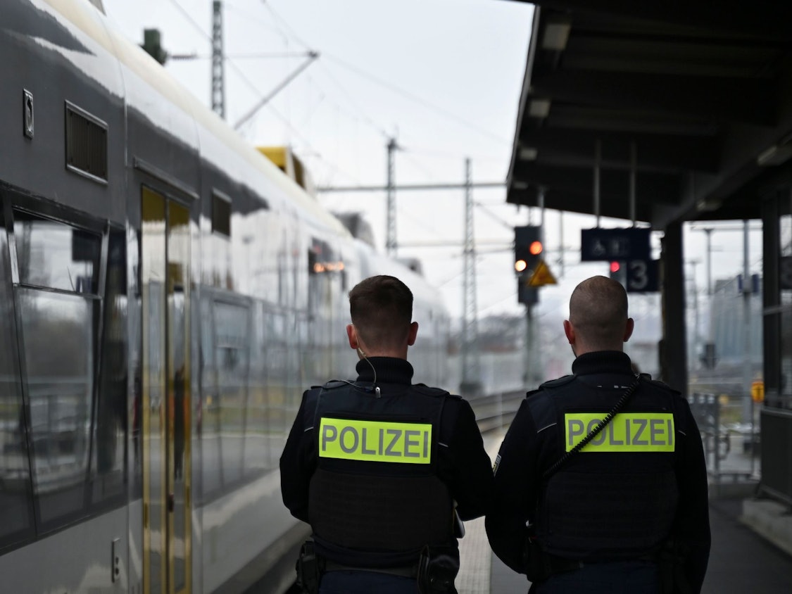 Zwei Einsatzkräfte der Bundespolizei an einem Bahnhof (Symbolfoto)